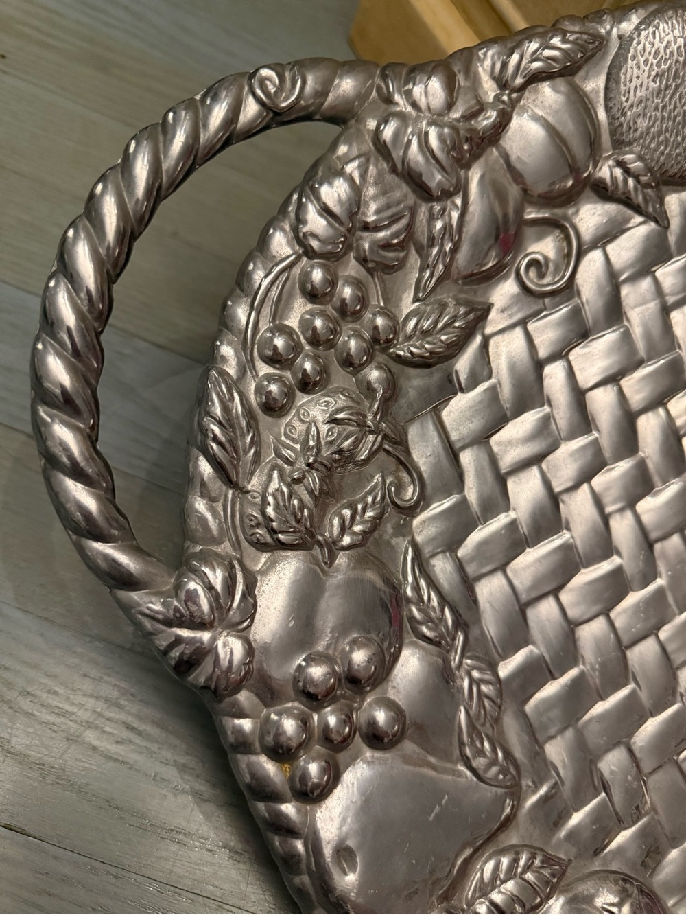 🍇Vintage Lenox Large Metal Serving Tray / Platter – Fruit Basket Weave Design🍇 - Picture 2 of 5